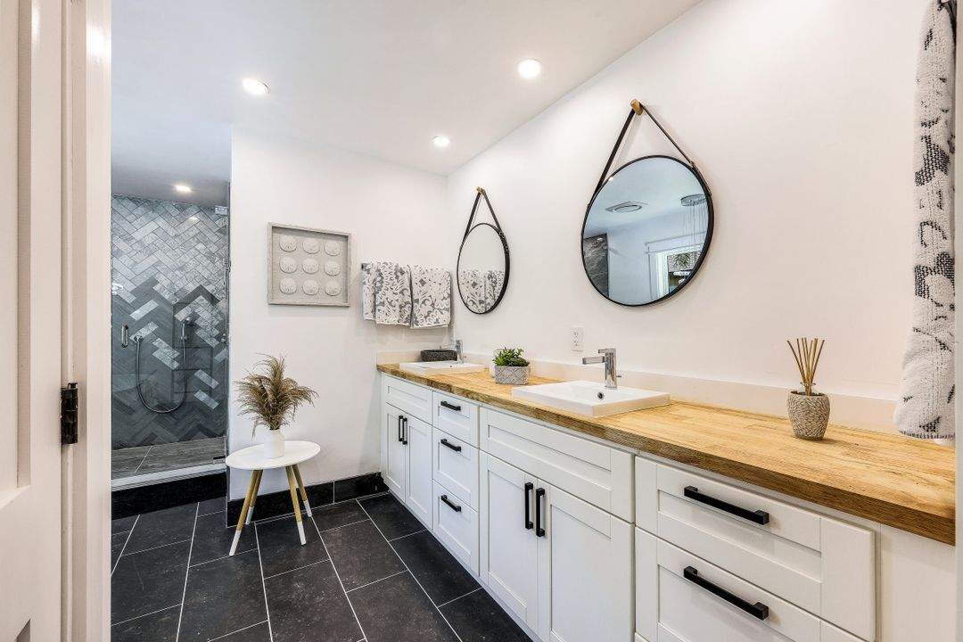 3722 10th St N, Naples, FL 34103