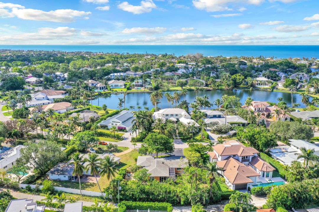 580 Palm Cir E, Naples, FL 34102