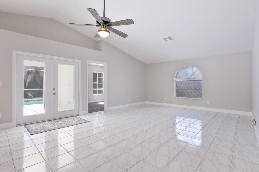 718 95th Ave N, Naples, FL 34108