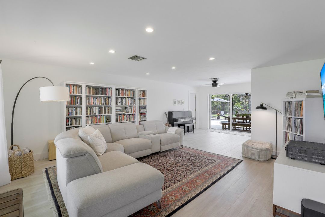 1010 Nottingham Dr, Naples, FL 34109