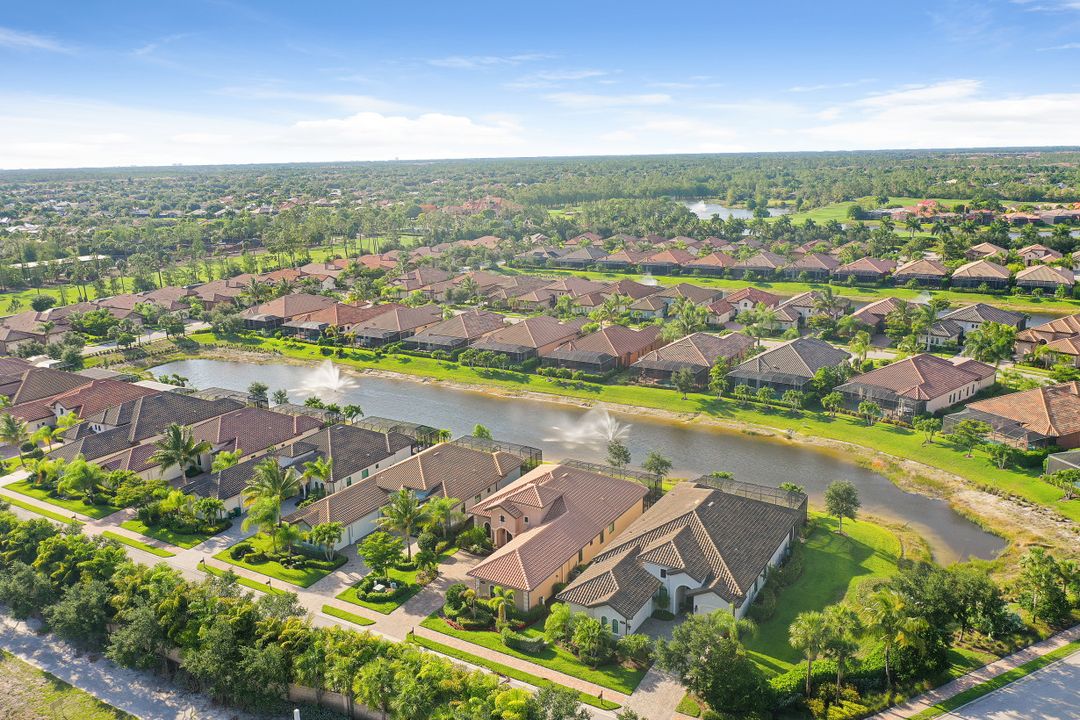 7446 Lantana Cir, Naples, FL 34119