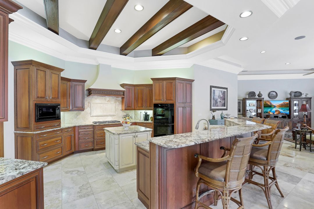 660 Riviera Dr, Naples, FL 34103