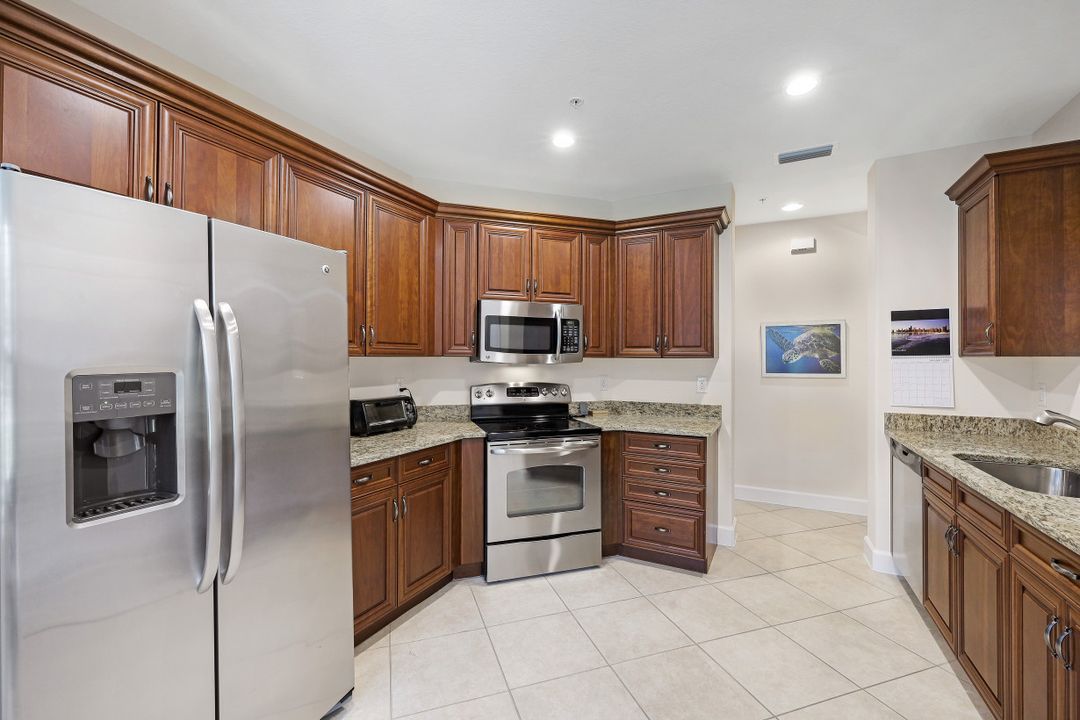 8080 Players Cove Dr Unit 102, Naples, FL 34113