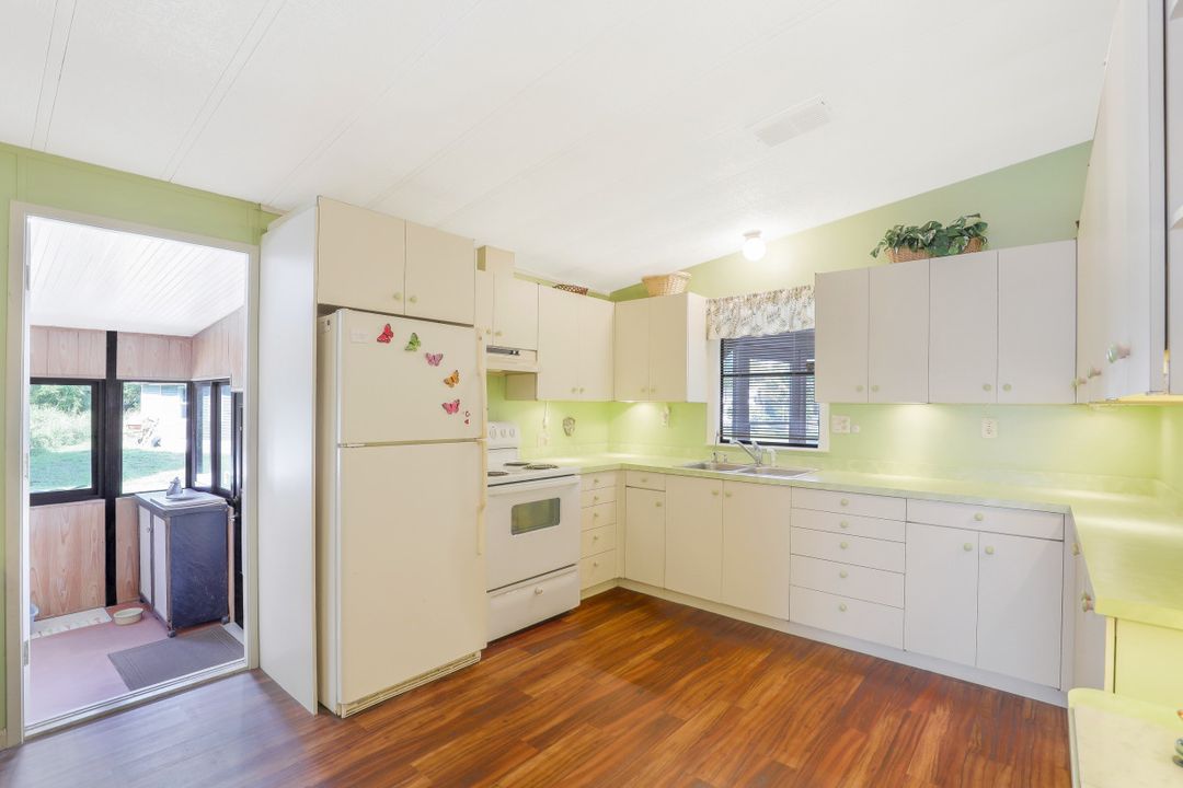 211 Grosbeak Ln, Naples, FL 34114