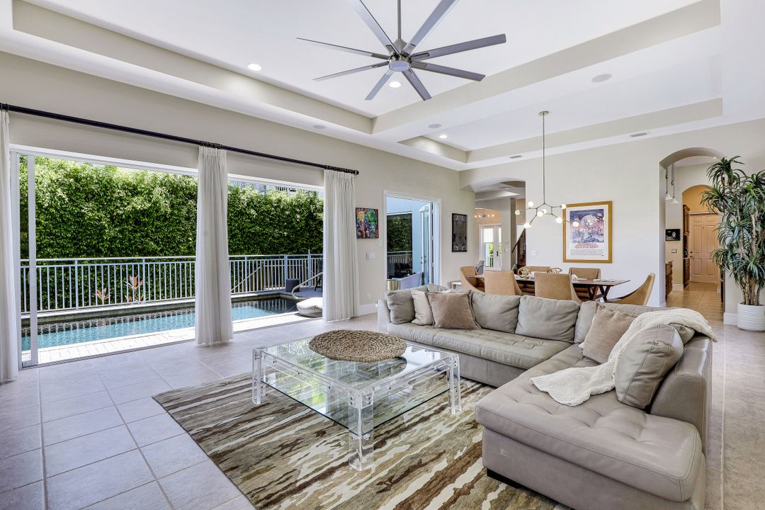 9242 Vanderbilt Dr, Naples, FL 34108