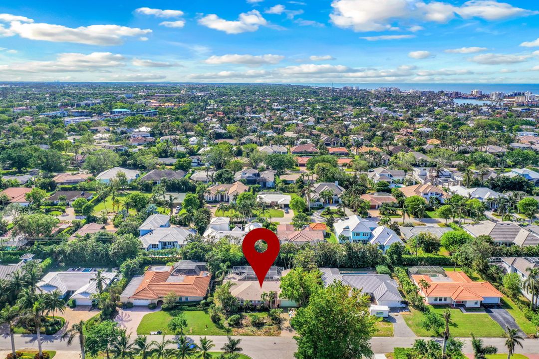 696 Fountainhead Ln, Naples, FL 34103