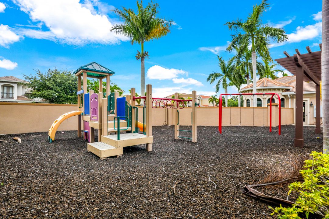 1434 Serrano Cir, Naples, FL 34105