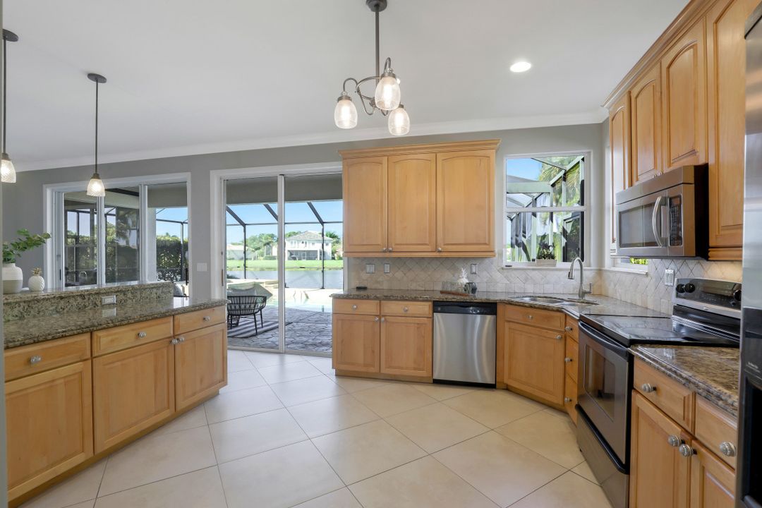 11043 Lakeland Cir, Fort Myers, FL 33913