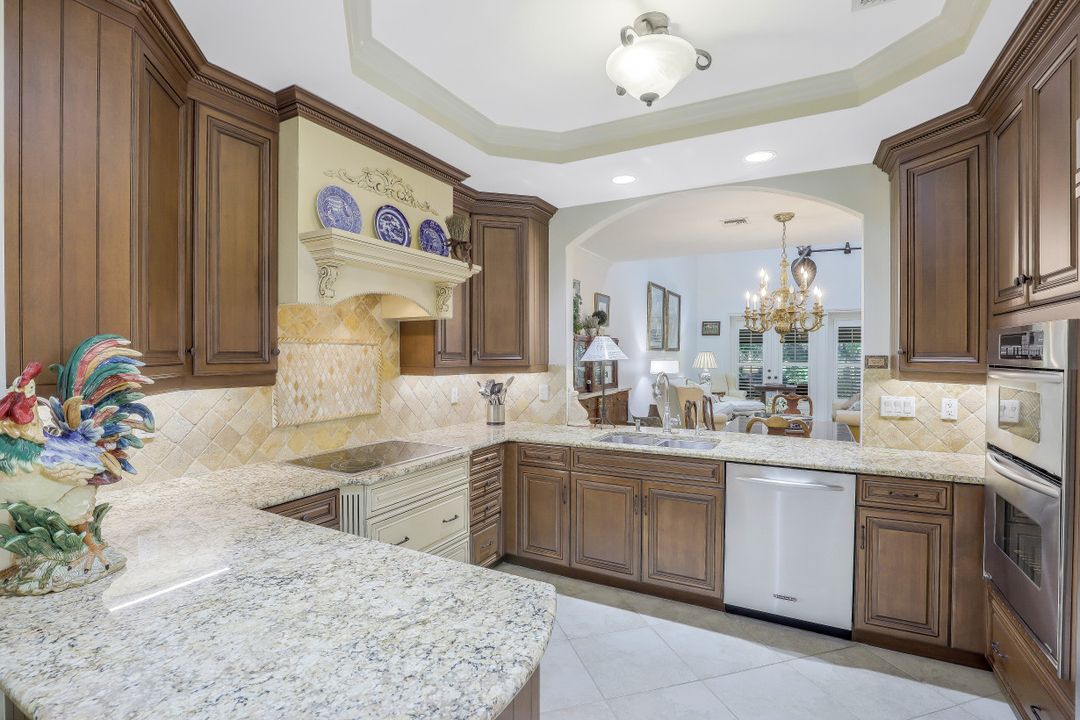 581 Gulf Park Dr, Naples, FL 34108