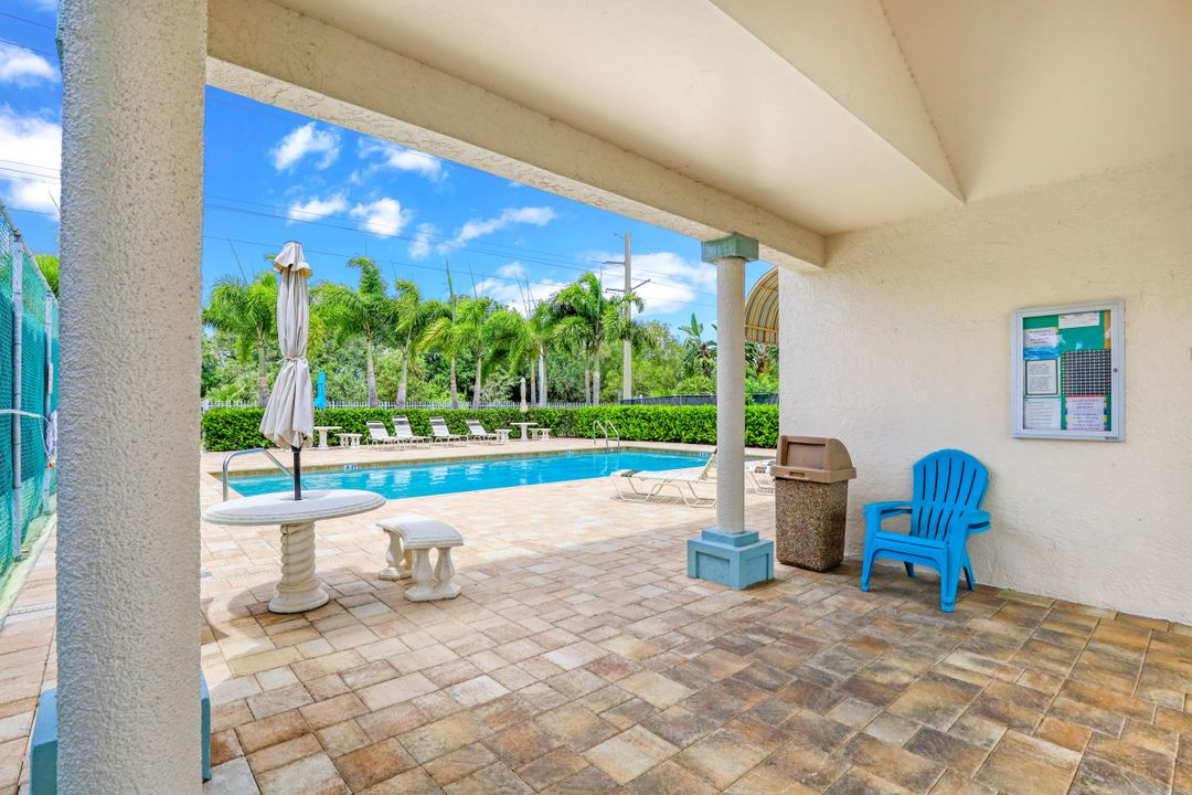 5014 Old Pond Dr, Naples, FL 34104