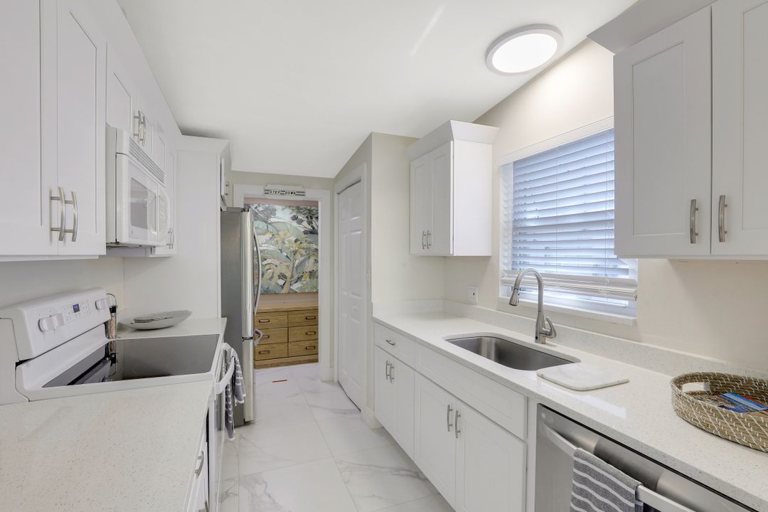2070 Holiday Ln, Naples, FL 34104
