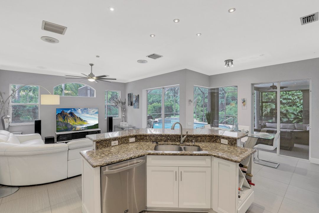 997 Aqua Ln, Fort Myers, FL 33919