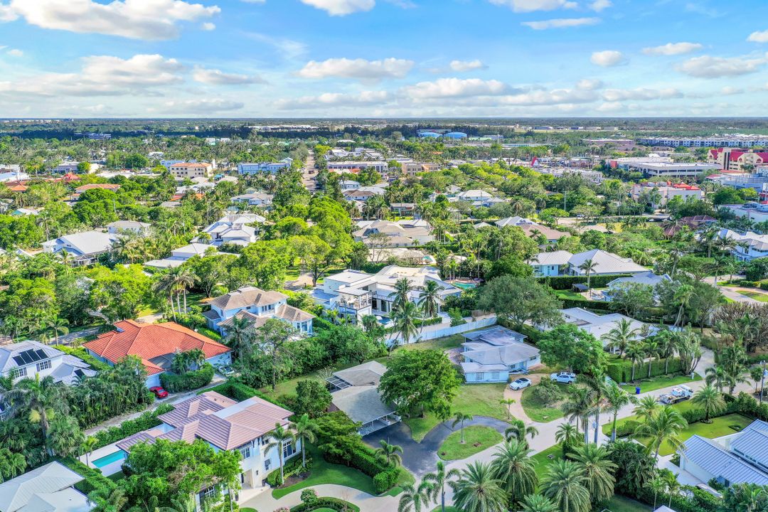 580 Palm Cir E, Naples, FL 34102