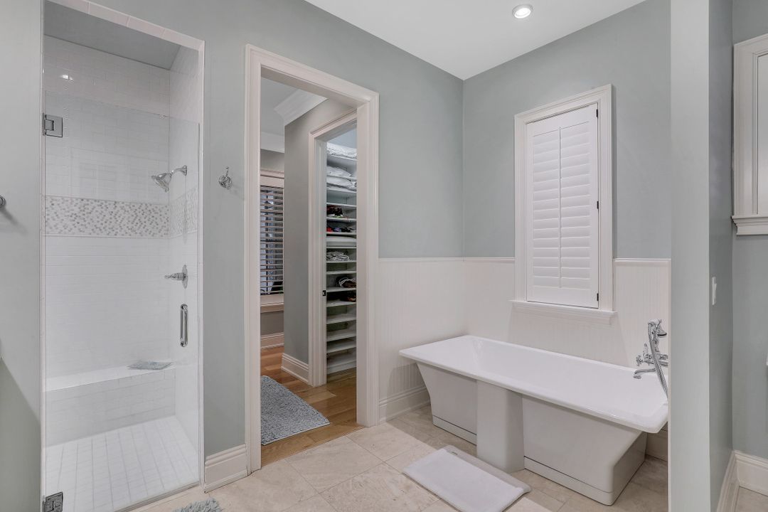 572 7th Ave N, Naples, FL 34102