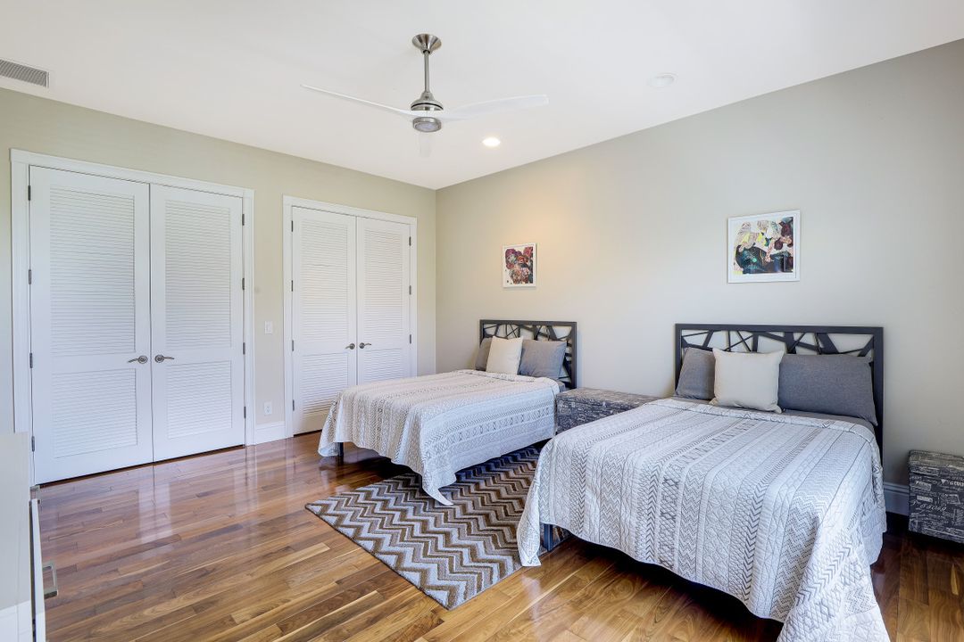 9242 Vanderbilt Dr, Naples, FL 34108