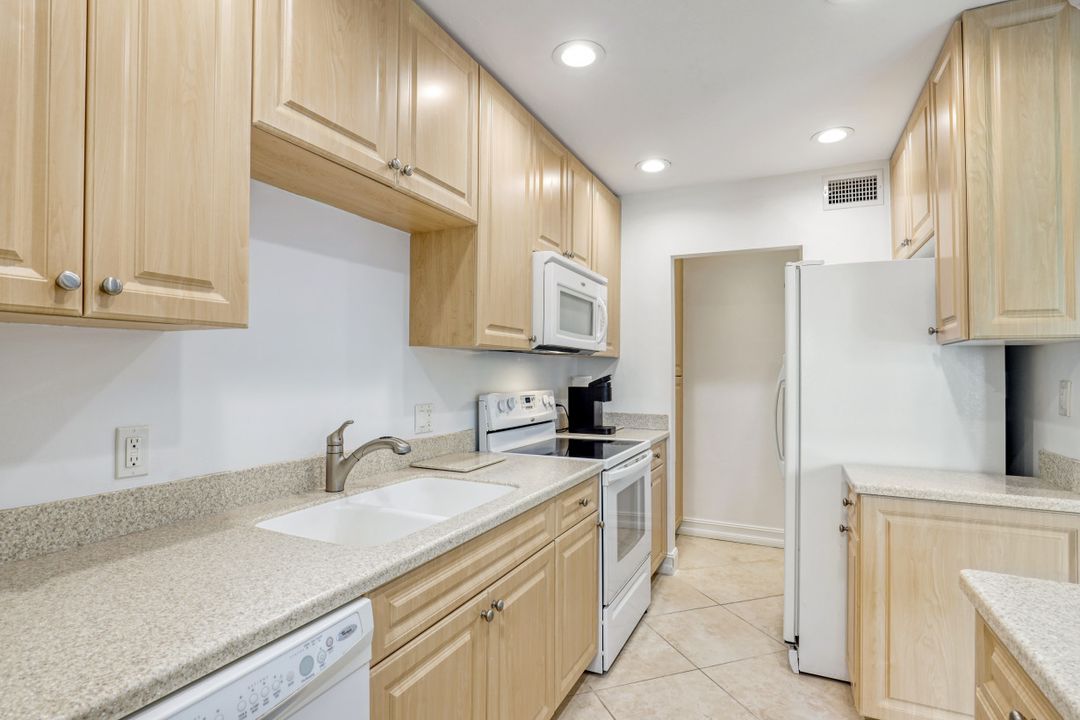 788 Park Shore Dr #H13, Naples, FL 34103