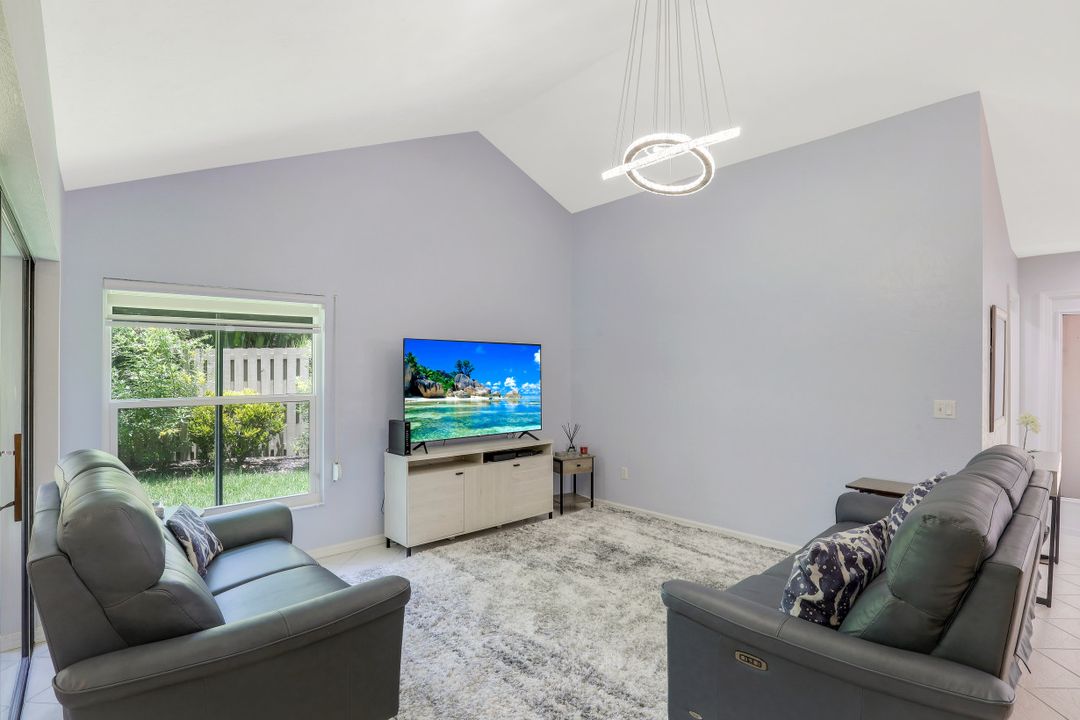 736 Reef Point Cir, Naples, FL 34108