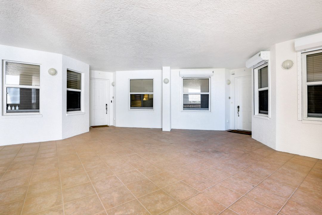400 Flagship Dr #802, Naples, FL 34108