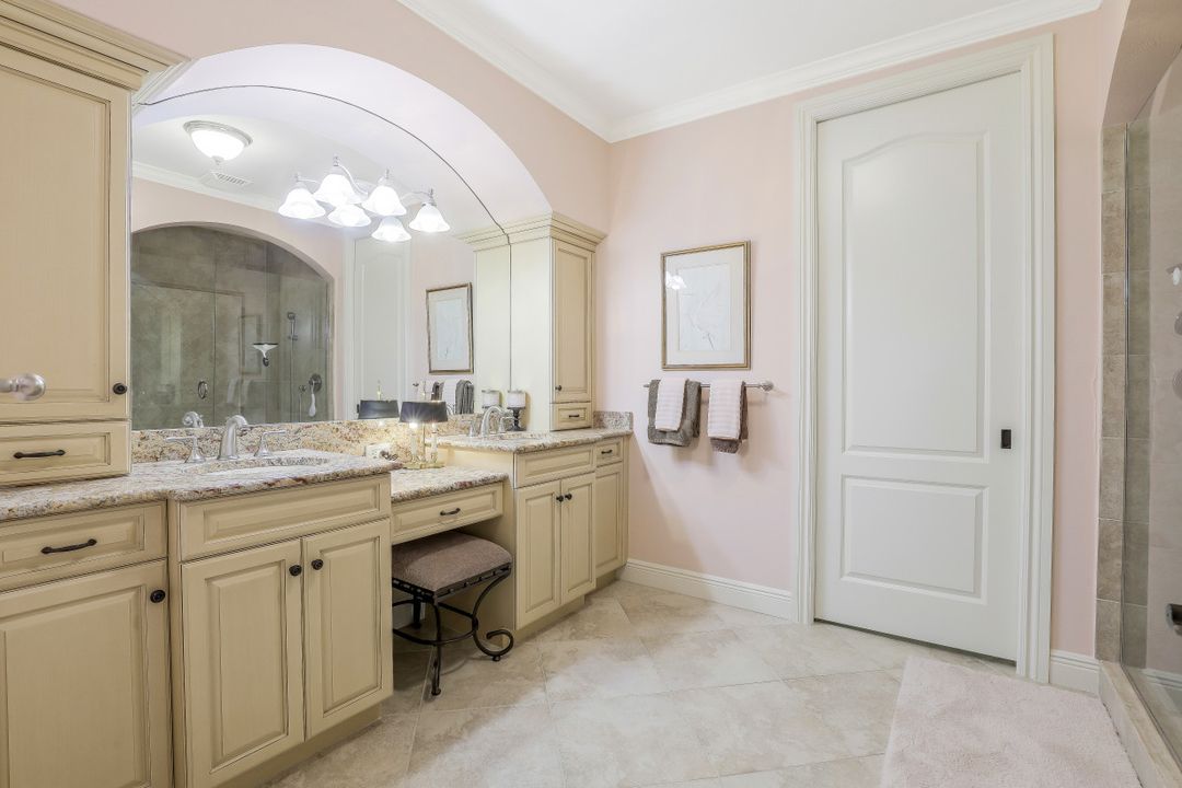 581 Gulf Park Dr, Naples, FL 34108