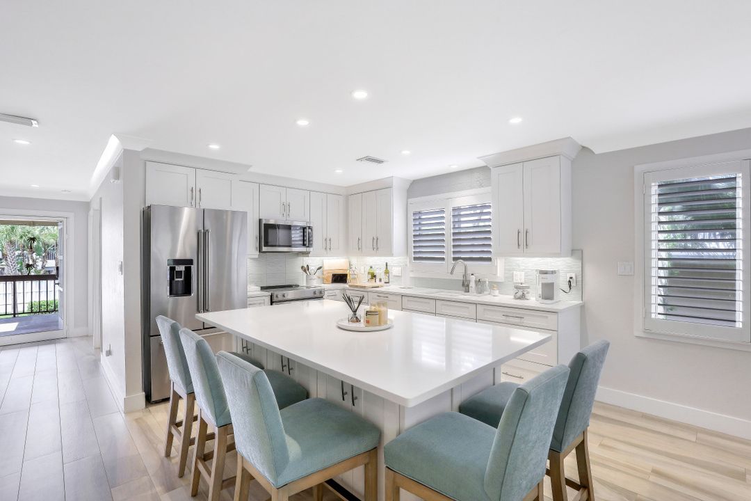 225 5th Ave S #104, Naples, FL 34102