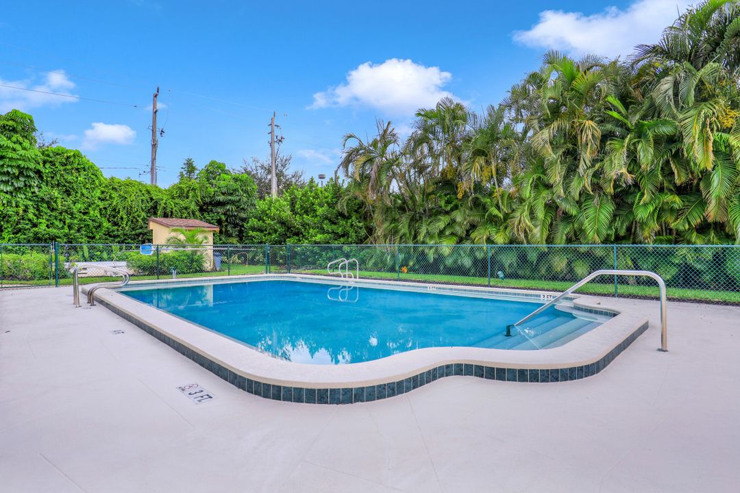 820 Ketch Dr #1, Naples, FL 34103