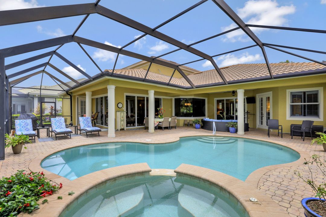 467 Saddlebrook Ln, Naples, FL 34110