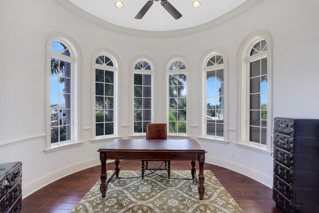 1940 6th St S, Naples, FL 34102