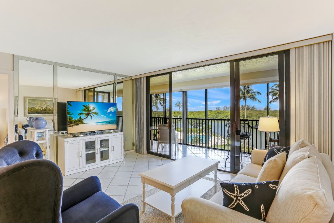 17 Bluebill Ave #305, Naples, FL 34108