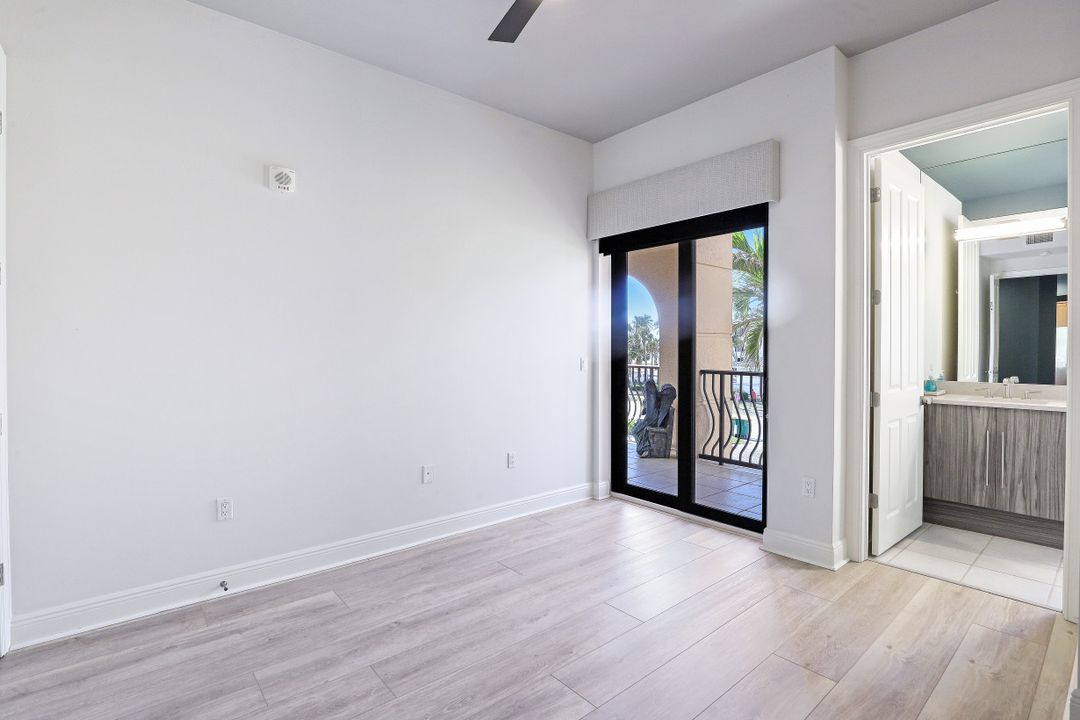 10620 Gulf Shore Dr  #203, Naples, FL 34108