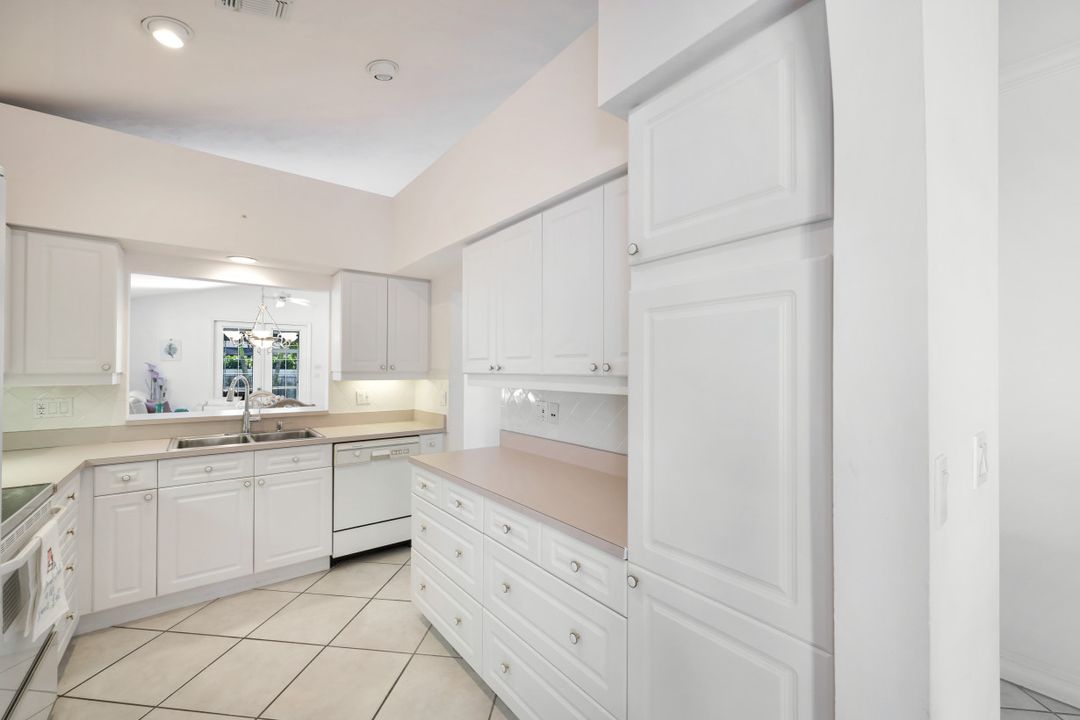 586 93rd Ave N, Naples, FL 34108