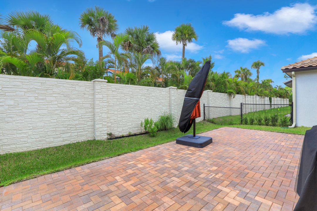 8821 Madrid Cir, Naples, FL 34104