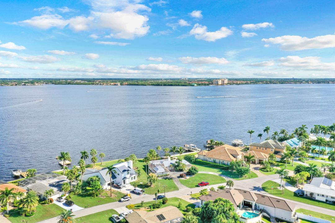 5271 Nautilus Dr, Cape Coral, FL 33904