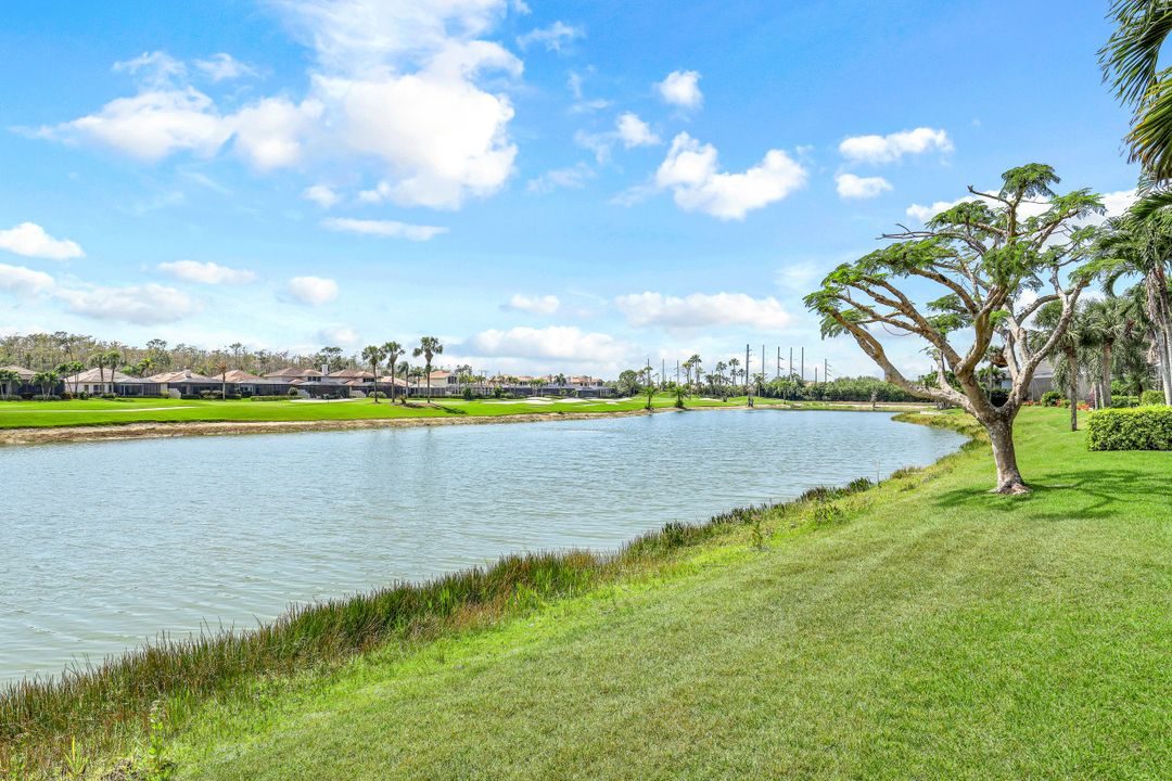 5958 Amberwood Dr, Naples, FL 34110