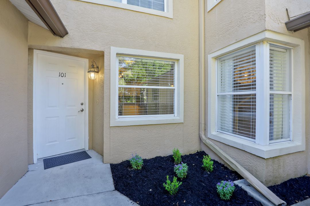 9605 Crescent Garden Dr, Naples, FL 34109