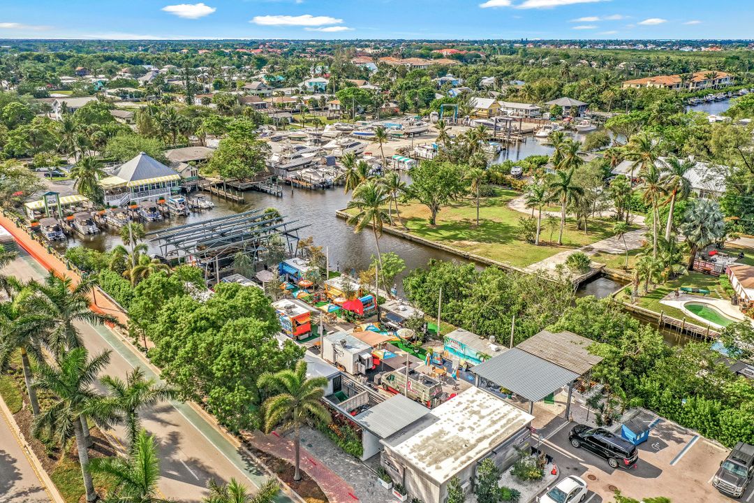 2631 Lakeview Dr, Naples, FL 34112