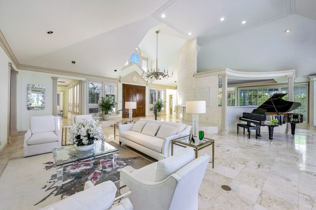 925 Spyglass Ln, Naples, FL 34102