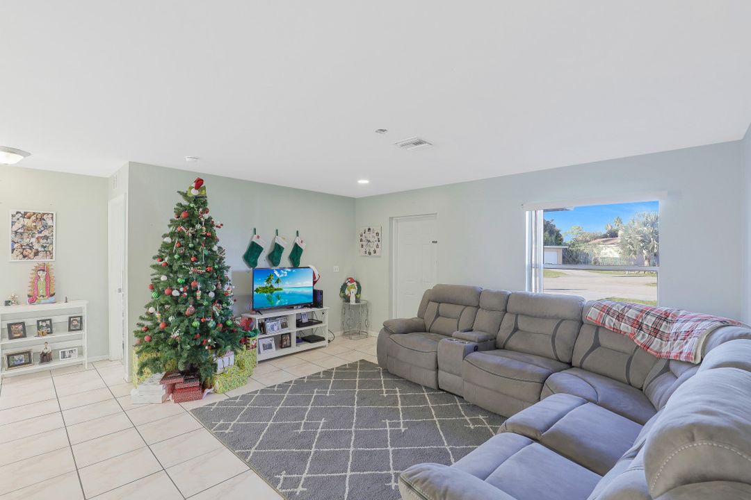 5250 Texas Ave, Naples, FL 34113