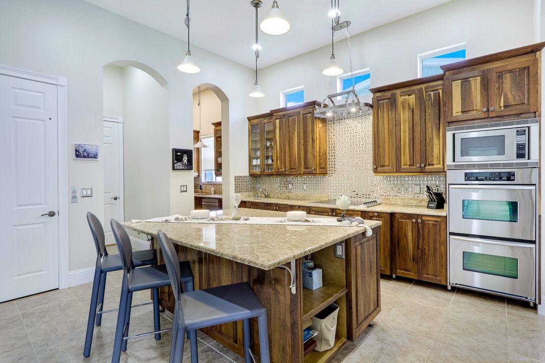 9242 Vanderbilt Dr, Naples, FL 34108