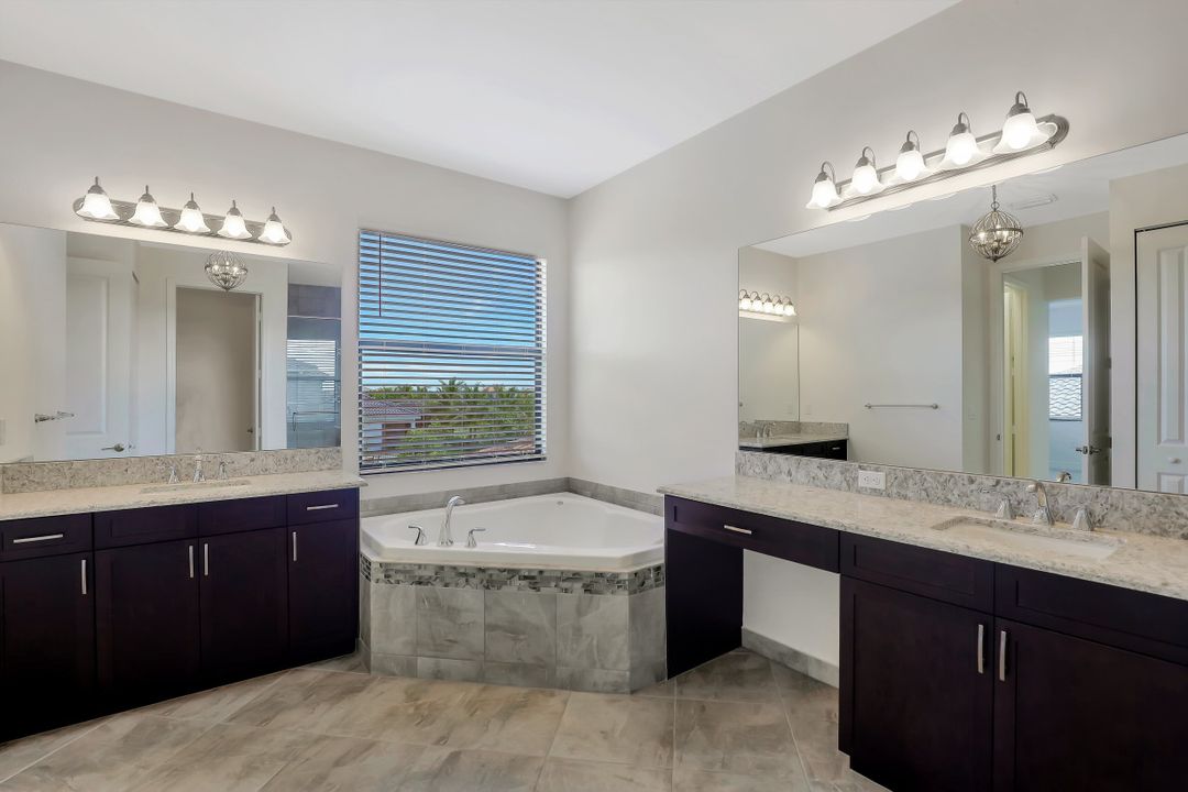 4489 Aurora St, Naples, FL 34119