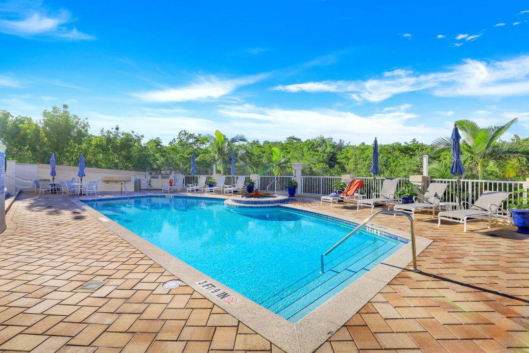 295 Grande Way #905, Naples, FL 34110