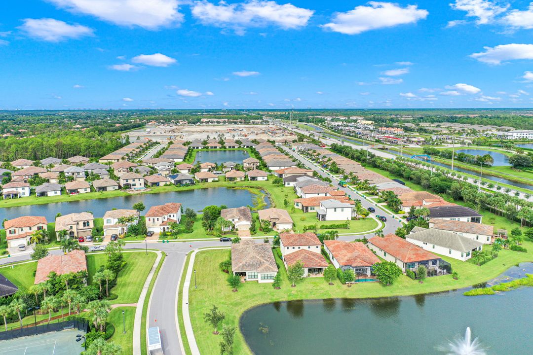 9256 Woodhurst Dr, Naples, FL 34120