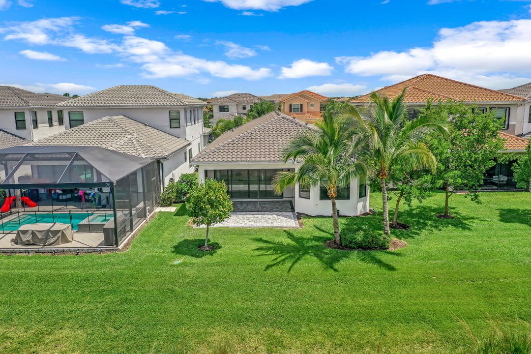 4488 Aurora St, Naples, FL 34119