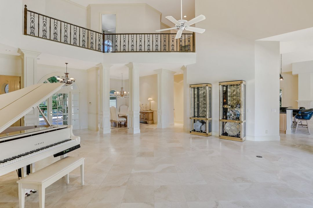 969 Barcarmil Way, Naples, FL 34110