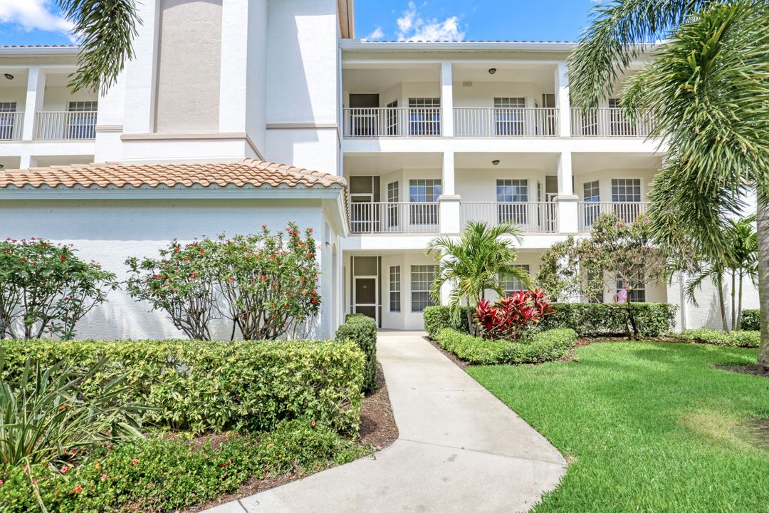 8217 Parkstone Pl #305, Naples, FL 34120