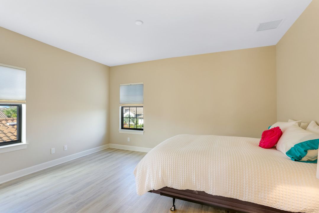 9086 Sorreno Ct, Naples, FL 34119