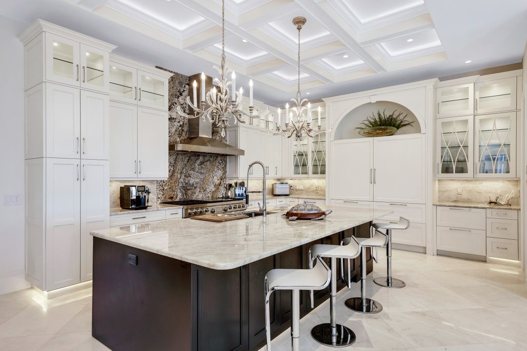 970 Aqua Cir, Naples, FL 34102