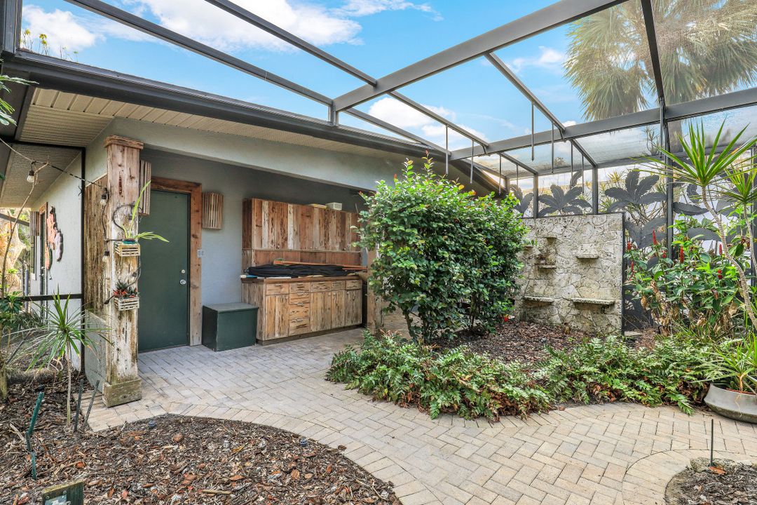 140 2nd Ave S, Naples, FL 34102