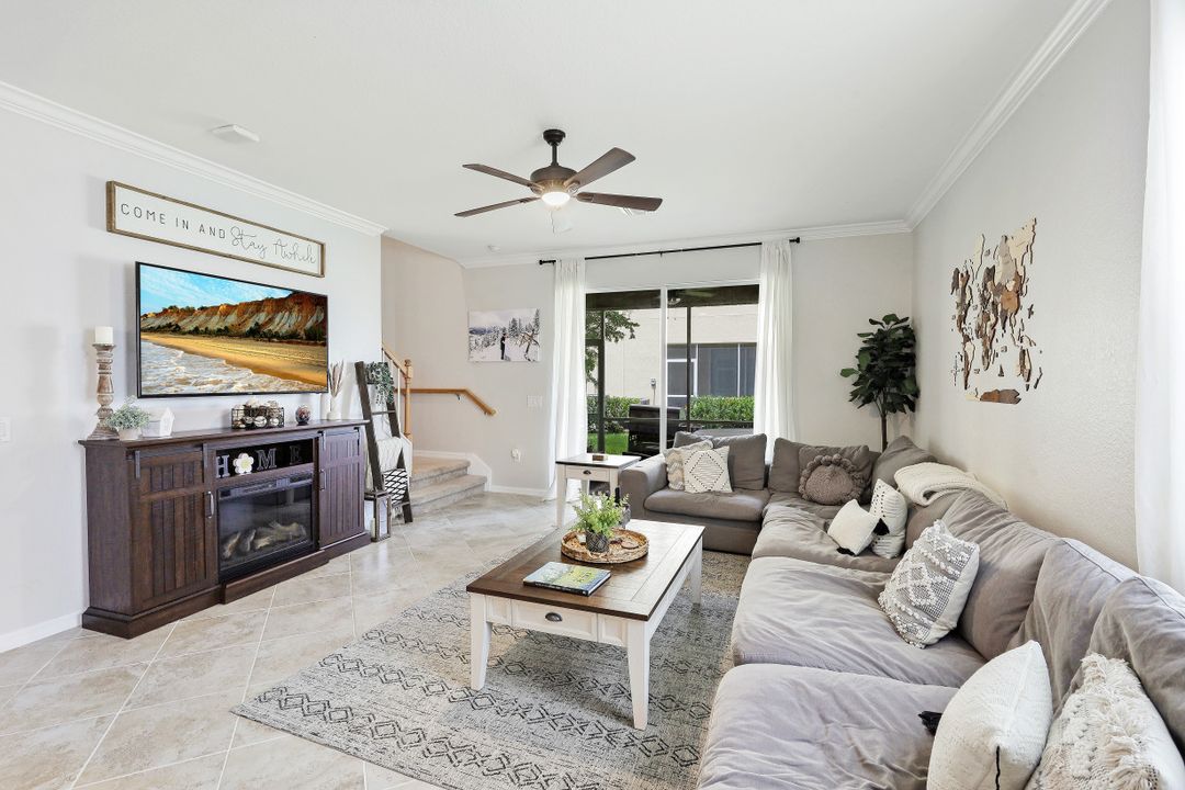 2727 Blossom Wy, Naples, FL 34120