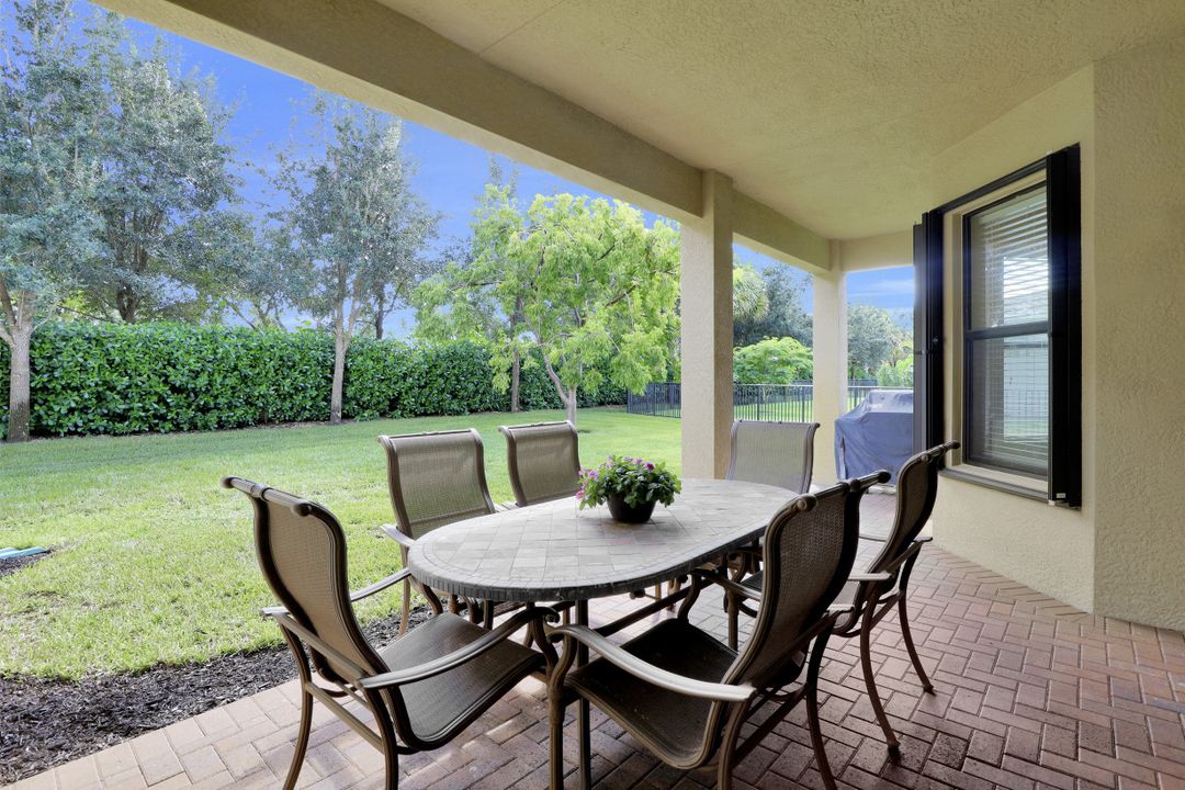 3271 Pacific Dr, Naples, FL 34119