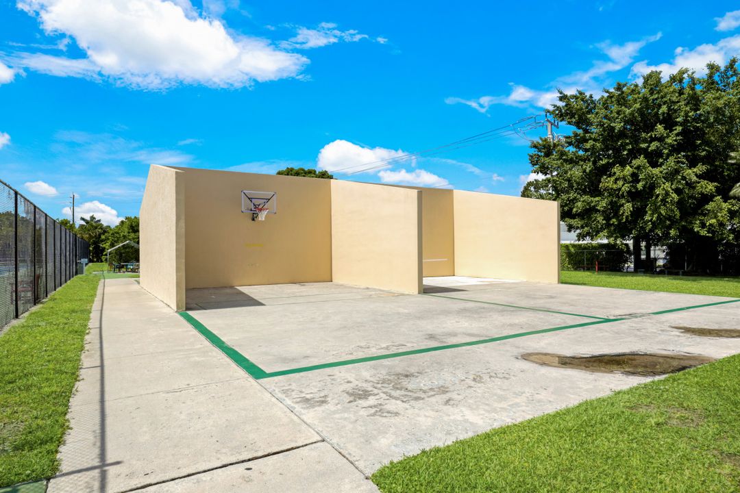 600 Neapolitan Way #346, Naples, FL 34103